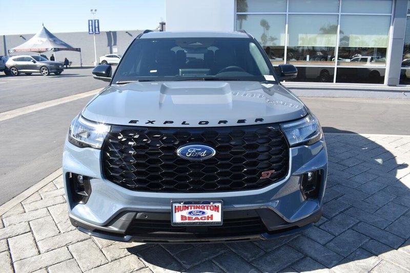 2025 Ford Explorer STImage 28