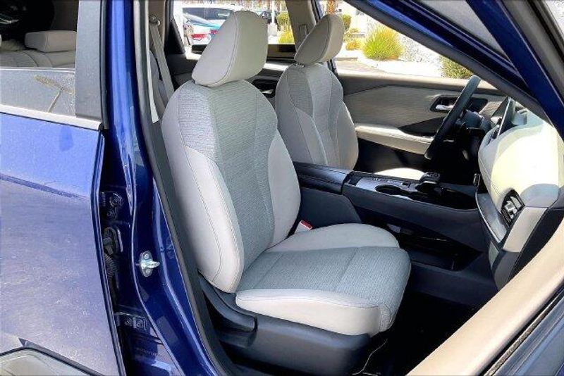 Used 2023 Nissan Rogue SVImage 6