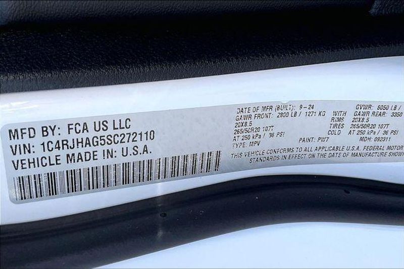 Used 2025 Jeep Grand Cherokee Altitude XImage 32