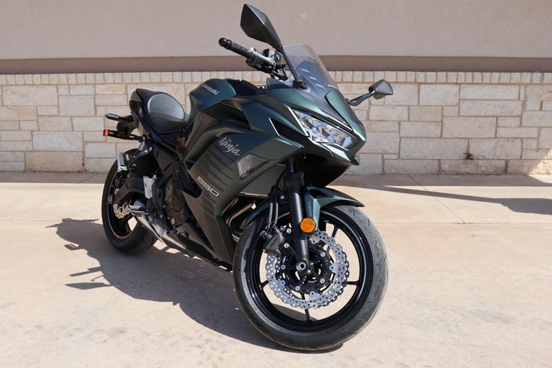 2025 KAWASAKI NINJA 650 ABS METALLIC MATTE OLD SCHOOL GREEN AND METALLIC SPARK BLACK 