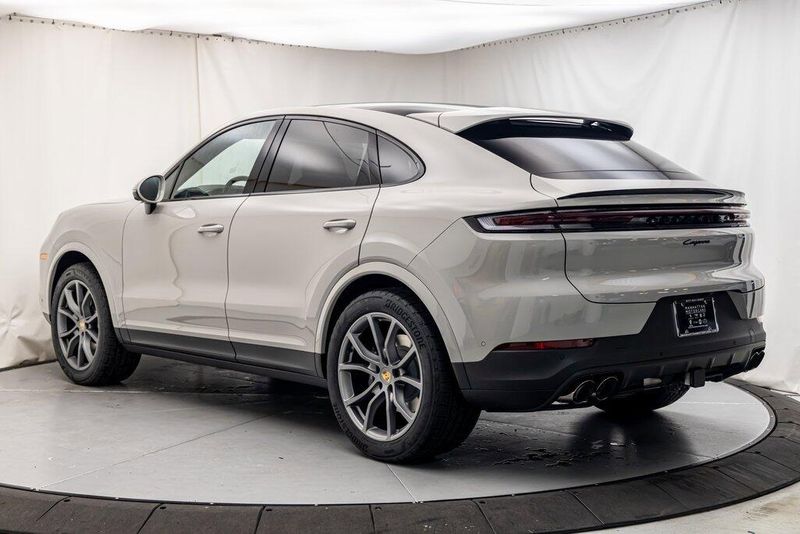 2024 Porsche Cayenne BaseImage 3