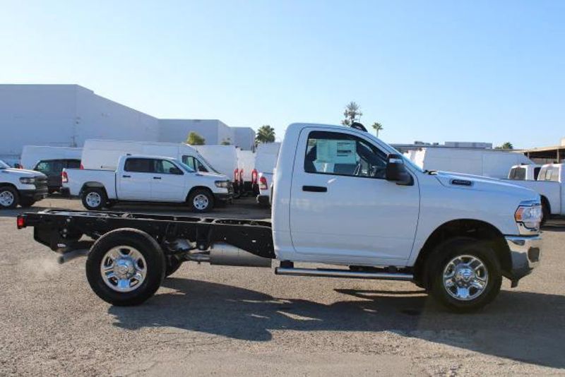 2023 RAM 3500 Chassis Cab Tradesman/SLTImage 3