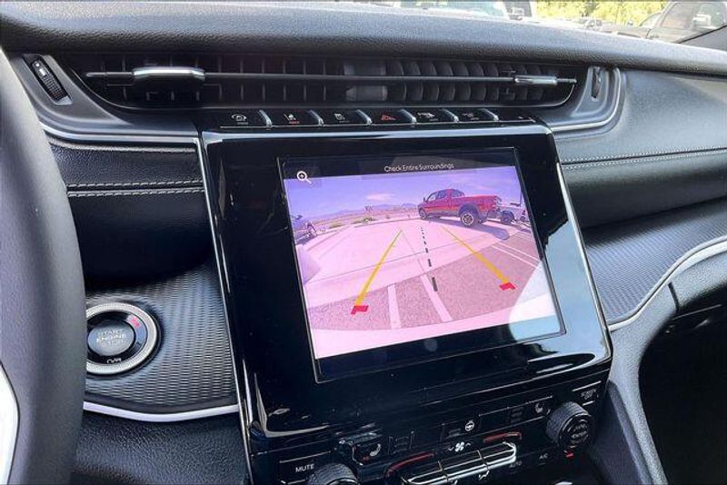 Used 2025 Jeep Grand Cherokee L LaredoImage 21