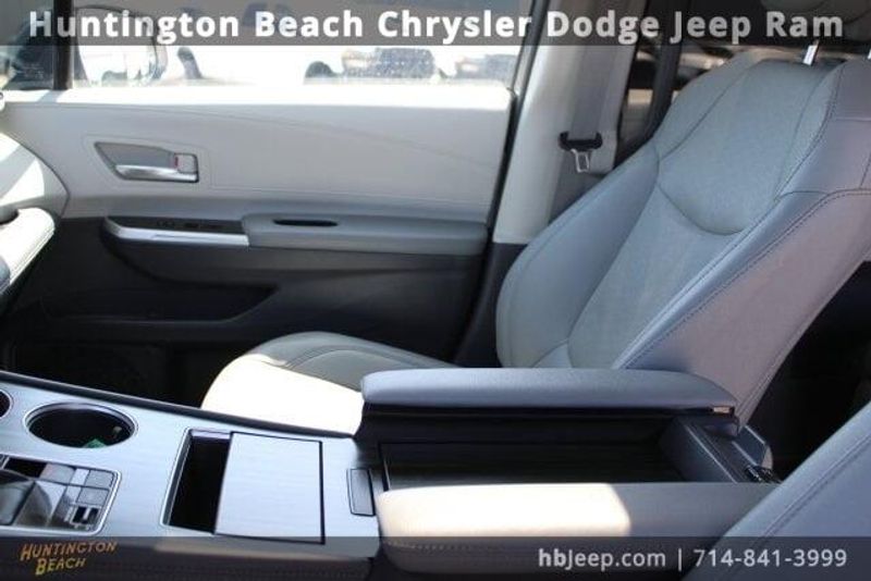 2023 Toyota Sienna LimitedImage 37