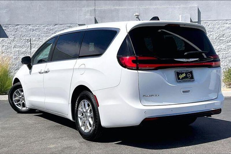 Used 2023 Chrysler Pacifica Touring LImage 10