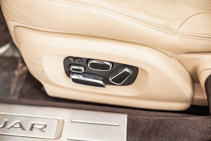 2015 Jaguar XJ Base photo 23
