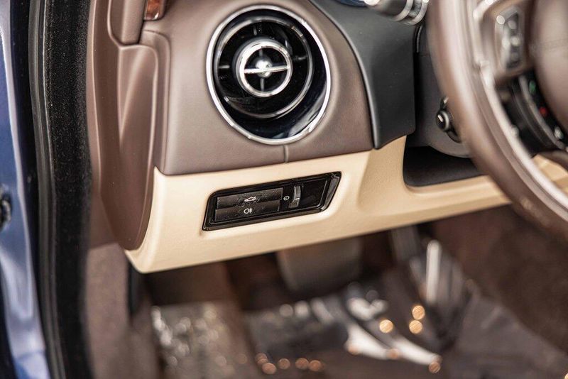 2015 Jaguar XJ Base photo 21