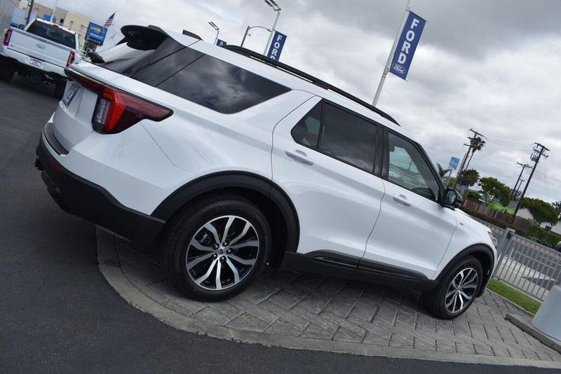 2025 Ford Explorer ST-LineImage 2