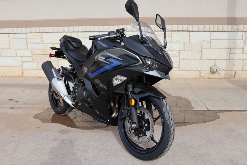 2025 KAWASAKI NINJA 500 SE ABS METALLIC FLAT SPARK BLACK AND METALLIC SPARK BLACK AND METALLIC MOONDUST GRAY 