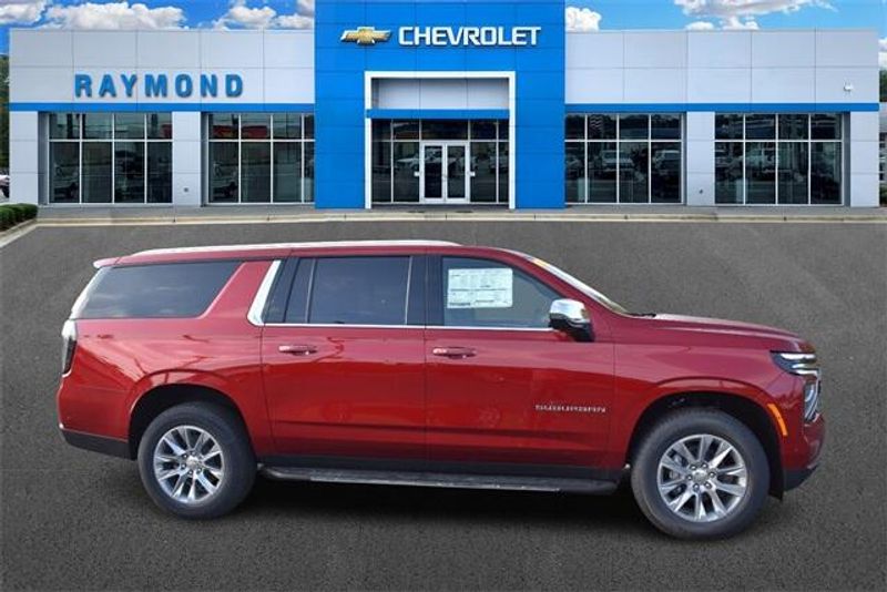 New 2026 Chevrolet Suburban PremierImage 2