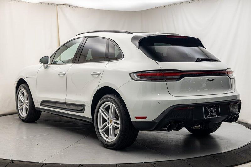 2024 Porsche Macan BaseImage 3