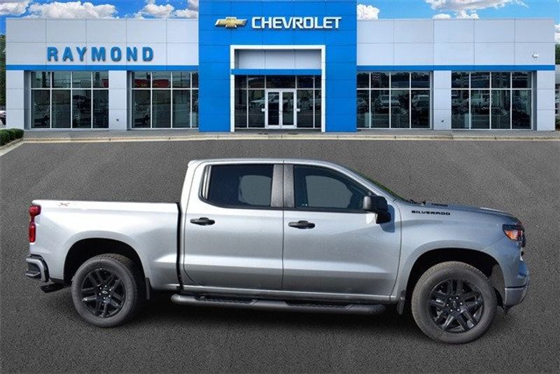 2024 Chevrolet Silverado 1500 CustomImage 2