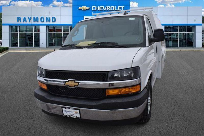 New 2025 Chevrolet Express 3500 Work VanImage 8