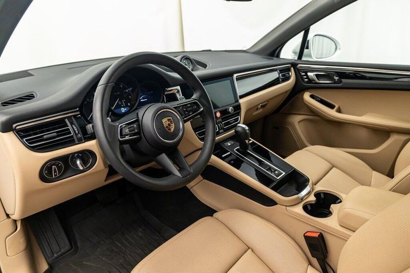 2024 Porsche Macan BaseImage 13