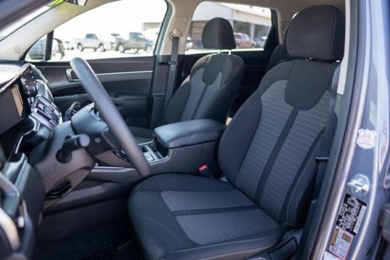 2023 Kia Sorento LXImage 9