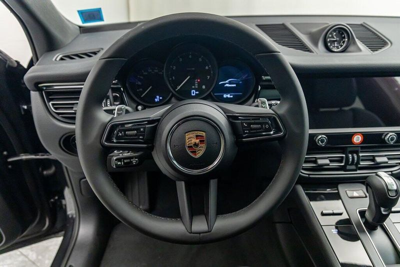 2025 Porsche Macan BaseImage 15