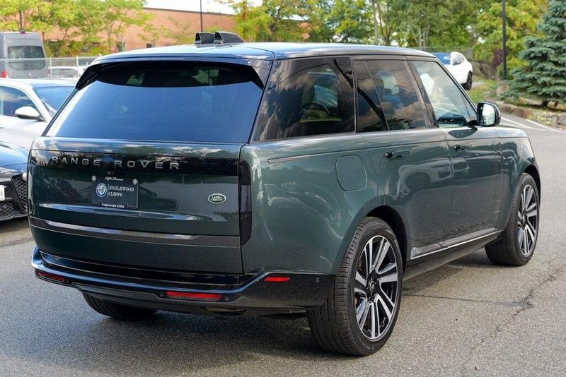 2023 Land Rover Range Rover SE photo 6