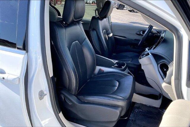 Used 2023 Chrysler Pacifica Hybrid Touring LImage 6
