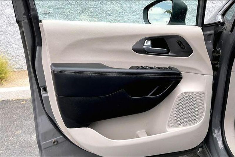 Used 2023 Chrysler Pacifica Touring LImage 22