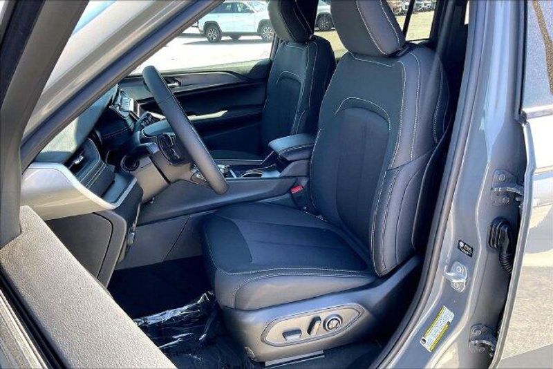 New 2027 Jeep Grand Cherokee Laredo X 4x4Image 8