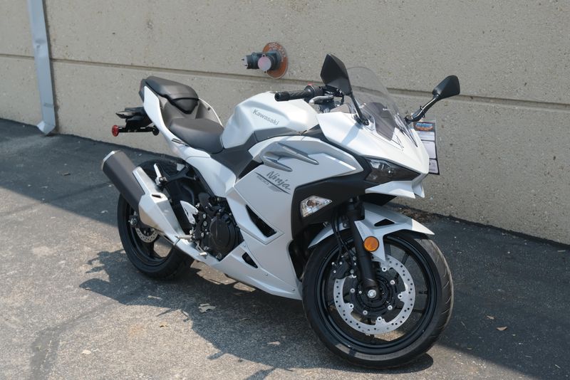 2025 KAWASAKI NINJA 500 ABS METALLIC MATTE WHITISH SILVER AND METALLIC MOONDUST GRAY 