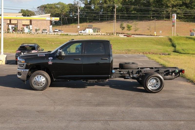 2025 RAM 3500 Tradesman Crew Cab Chassis 4x4 60