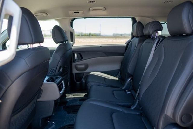 New 2026 Kia Carnival Hybrid EXImage 13
