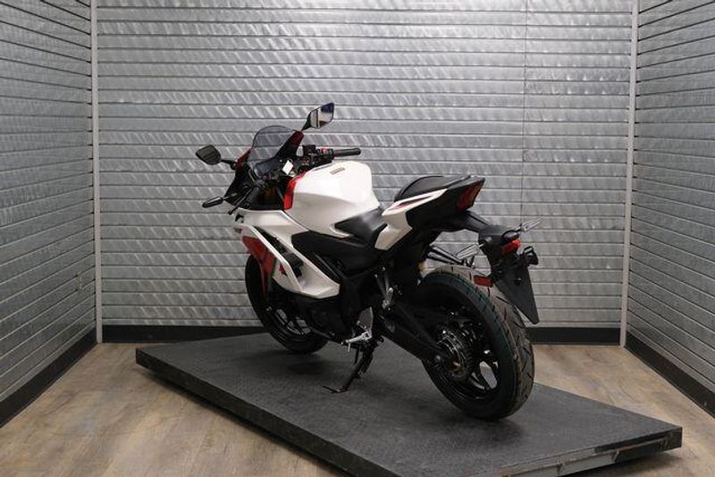 NEW 2026 YAMAHA YZFR3 ABS 70TH ANNIVERSARY EDITION Image 5