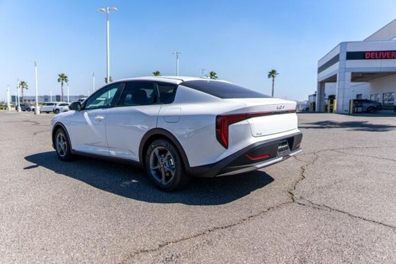 New 2025 Kia K4 LXImage 4