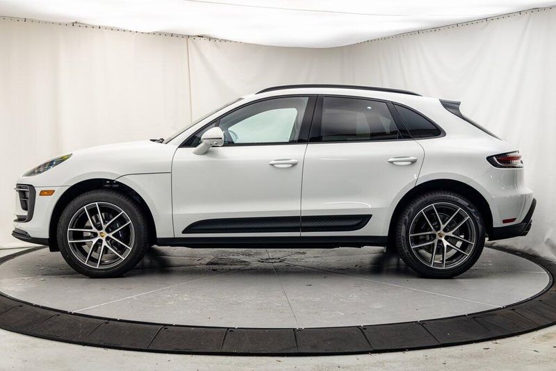 2025 Porsche Macan BaseImage 2