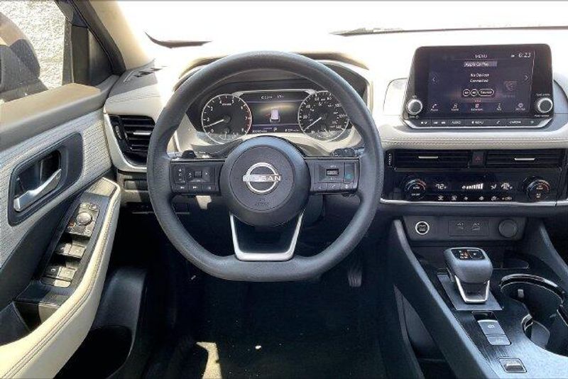 Used 2023 Nissan Rogue SVImage 4