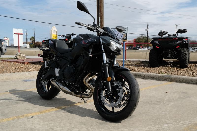 2025 KAWASAKI Z650 METALLIC MATTE DARK GRAY AND METALLIC SPARK BLACK 