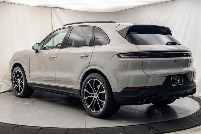 2024 Porsche Cayenne BaseImage 3