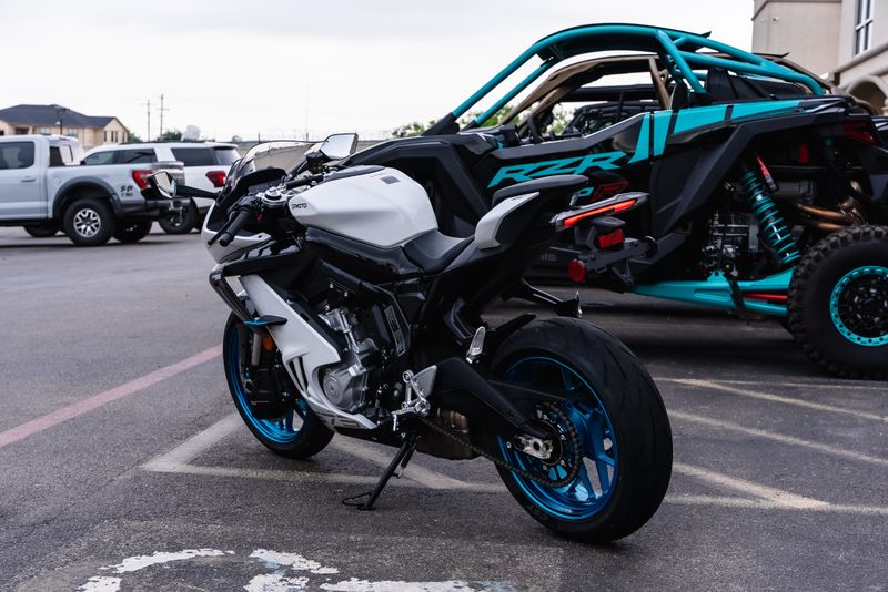2025 CFMOTO 675SS NEBULA WHITE Image 11