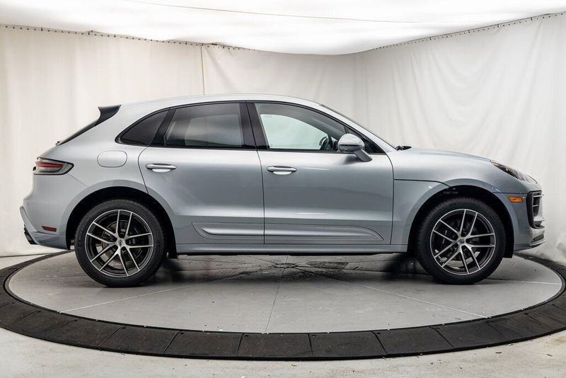 2025 Porsche Macan BaseImage 6