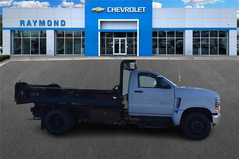 2024 Chevrolet Silverado 5500HD 1WTImage 2