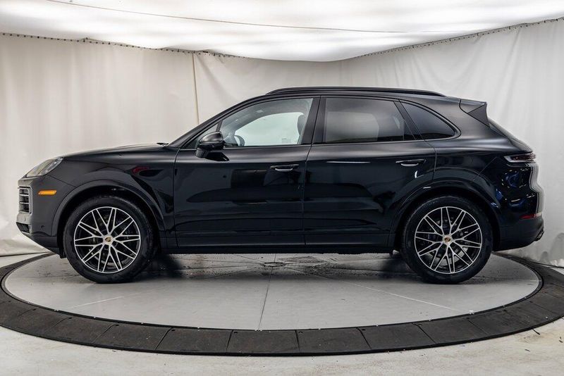 2025 Porsche Cayenne BaseImage 2