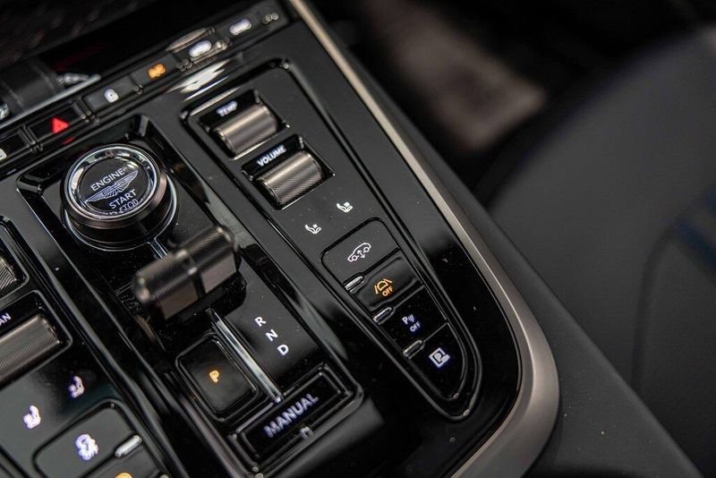 2025 Aston Martin DBX photo 32
