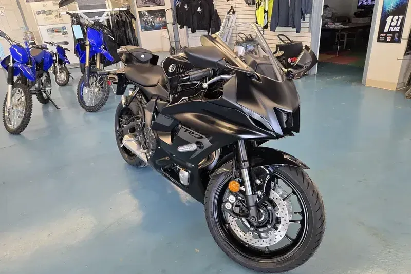 2025 YAMAHA YZFR7 MATTE RAVEN BLACK 