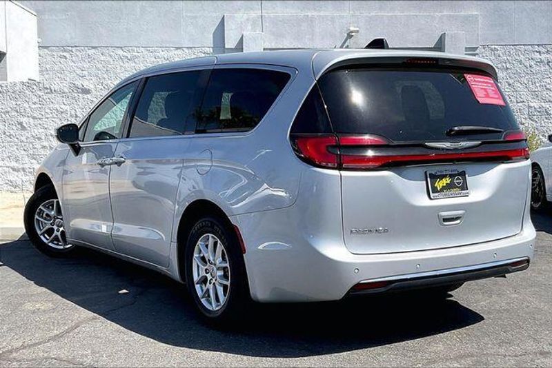 Used 2023 Chrysler Pacifica Touring LImage 10