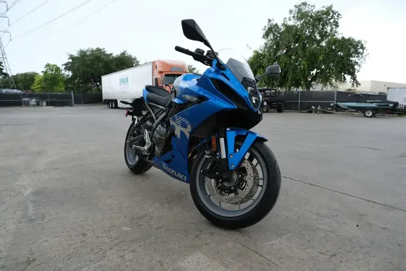2025 SUZUKI GSX8R 