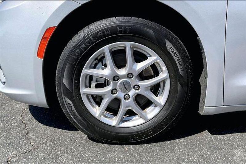 Used 2023 Chrysler Pacifica Touring LImage 8
