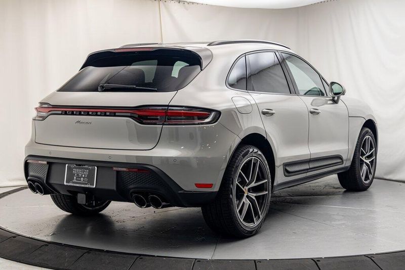 2025 Porsche Macan BaseImage 5