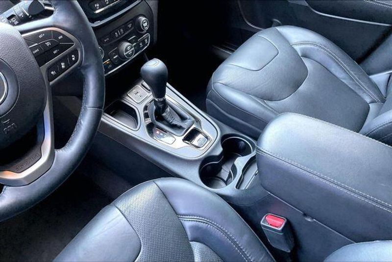 Used 2019 Jeep Cherokee LimitedImage 17