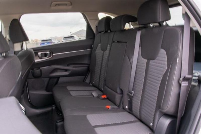 2025 Kia Sorento LXImage 11