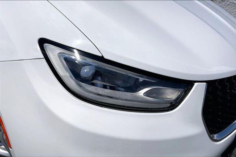 Used 2023 Chrysler Pacifica Touring LImage 27