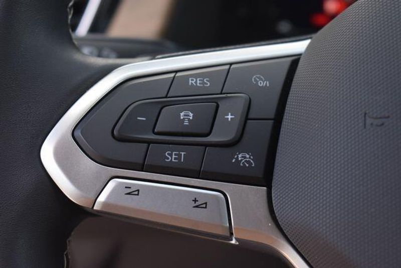 Used 2024 Volkswagen Atlas 2.0T SE w/TechnologyImage 29
