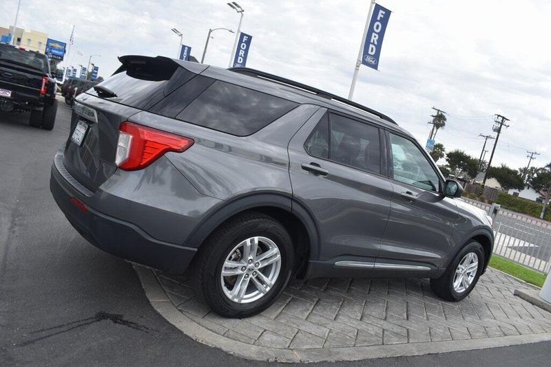 Used 2022 Ford Explorer XLTImage 2