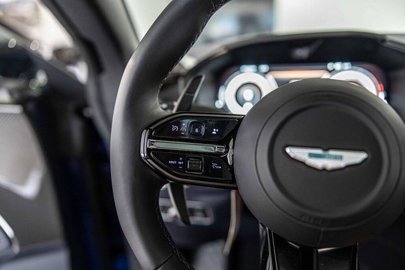 2025 Aston Martin DBX photo 26
