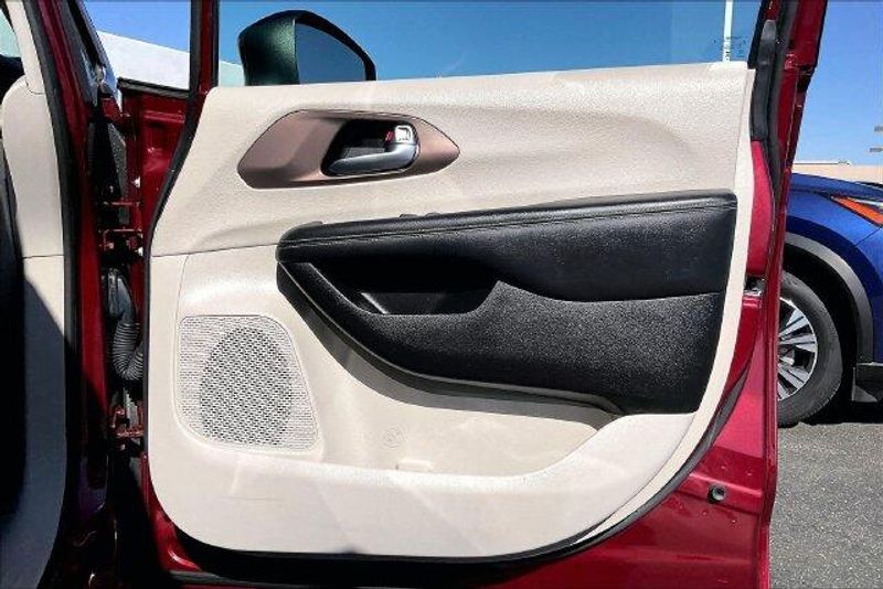 Used 2023 Chrysler Voyager LXImage 23